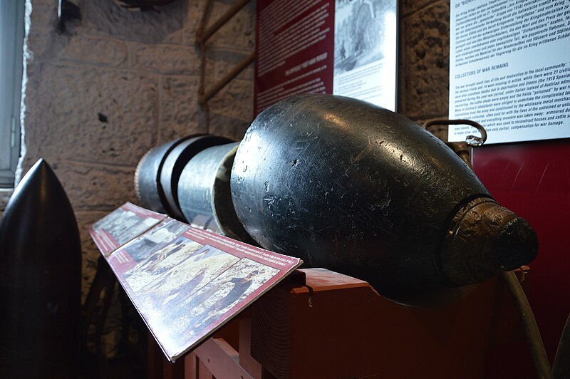 File:Large shrapnel bomb (open) tre sassi museum.JPG