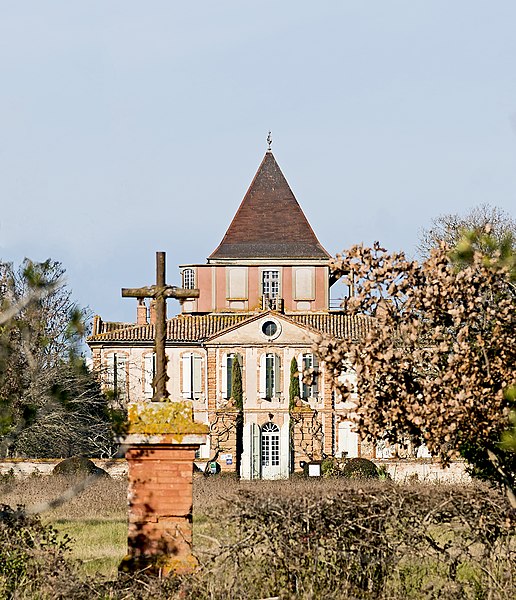 File:Larra (Haute-Garonne) Chateau.jpg