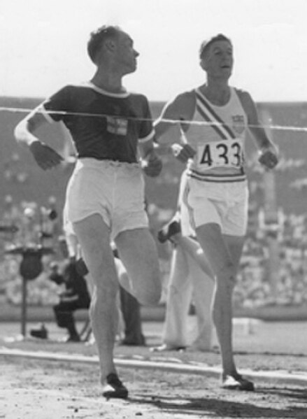 Lauri Lehtinen (left) and Ralph Hill finishing the 5000 m race at the 1932 Olympics