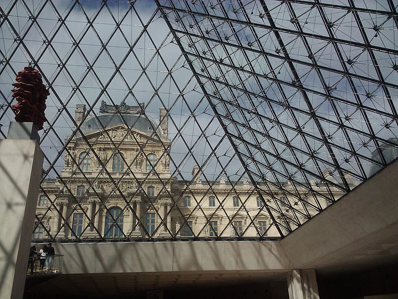 File:Le Louvre depuis l'intérieur de la Pyramide - panoramio.jpg