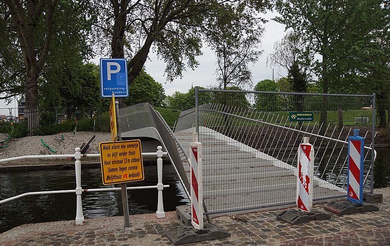 File:Leiden - Binnenoostsingelbrug naar Ankerpark met coronawaarschuwingsbord 20200418.jpg