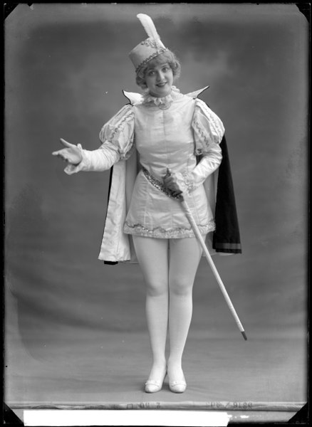 File:Lilly Jacobsson in Stockholm runt på 140 minuter at Södra teatern 1915 - SMV - GJ001.tif