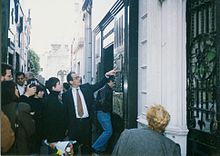 Liza Minnelli besucht das Mausoleum Eva Peróns in Recoleta, August 1993. Im Sommer 1982 war sie für die Hauptrolle in der Verfilmung des Musicals Evita im Gespräch gewesen.[79]