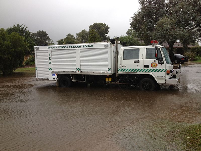 File:Localised flooding on Wiradjuri Crescent due to the storm water system backing up (3).jpg