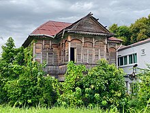 A gingerbread house, originally known as Windsor House, on the bank of Chao Phraya River in disrepair Louis Windsor's house in Bangkok.jpg