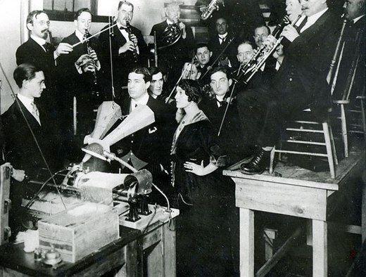 Tenor Lucien Muratore en soprano Lina Cavalieri met een orkest tijdens opnames in Parijs in 1913De plaatsing van zangers en muzikanten ten opzichte van de hoorn beïnvloedt de opname van het signaal