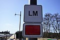 En haut, la signal LM indique le point à ne pas dépasser durant une manœuvre ; en bas, le rectangle rouge marque la fin de la ligne. Ce dernier signal est repris de la signalisation ferroviaire luxembourgeoise.