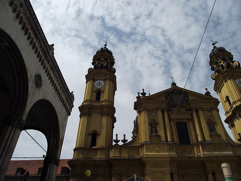 File:München - Theatinerkirche (1).jpg