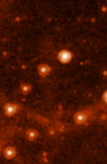 Сравнение изображения части Большого Магелланово Облака полученного космическими телескопами Спитцер и инструментом MIRI (7,7 мкм) Джеймса Уэбба