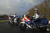 Twee motorrijders van de KMar tijdens grenscontrole