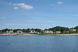 Magnarp har set fra havet sommeren i 2006. 
 Havnen ses til venstre.