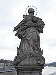 Statue der Jungfrau Maria, dargestellt als Patrona Franconiae, auf der Alten Mainbrücke in Würzburg (Foto: Str1977, Wikipedia)