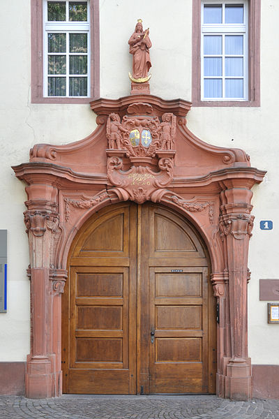 File:Mainz Älterer Dalberger Hof Hauptportal.jpg