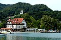 Bucht von Reifnitz mit Strandhotel und Filialkirche St. Anna