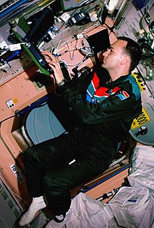 Mark Shuttleworth utilisant un PC dans l'ISS.