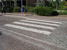 Einer der berühmten Zebrastreifen aus Marmor an der Ziegelstraße