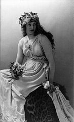 L'actrice états-unienne Mary Anderson (1859-1940) dans le rôle de Perdita (Le conte d'hiver, Shakespeare).