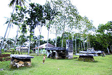 Megalithischer königlicher Grabstein - Anakalang Central Sumba.jpg