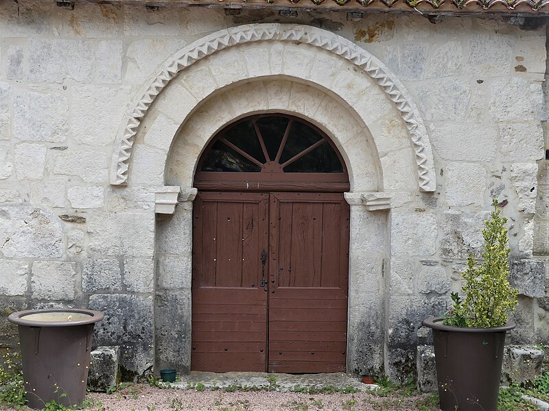 File:Milhac-de-Nontron Chantres chapelle portail.jpg