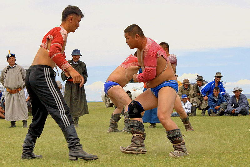 File:Mongolskie zapasy na lokalnym festiwalu Naadam (42).jpg