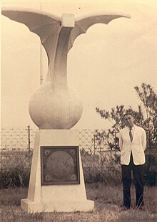 Max Dévé en 1956 devant le monument commémoratif du raid qui fut inauguré le 10 janvier 1937 à Tontouta.