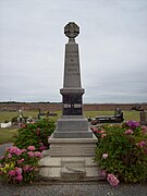 Monument aux morts dans le cimetière.