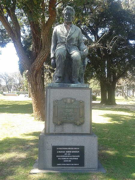 File:Monumento a Einstein el 2013-09-21.jpg