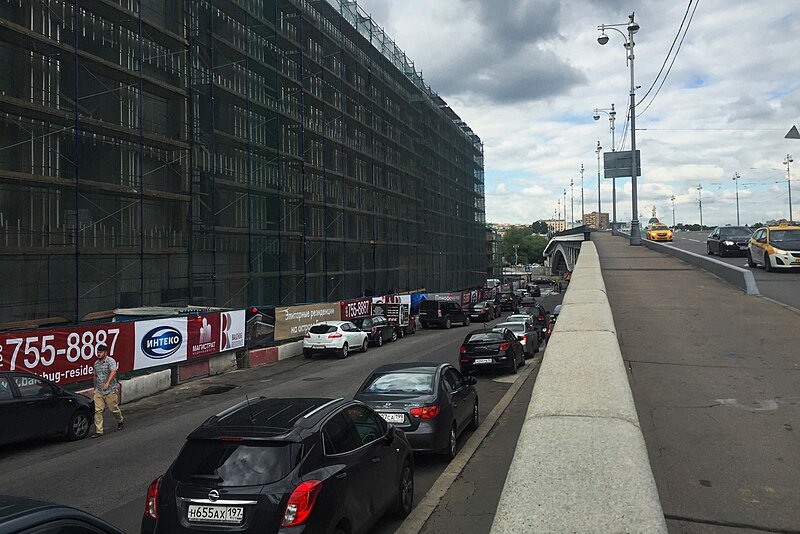 File:Moscow, Raushskaya Embankment, construction of Balchug Residence buildings (30727846593).jpg