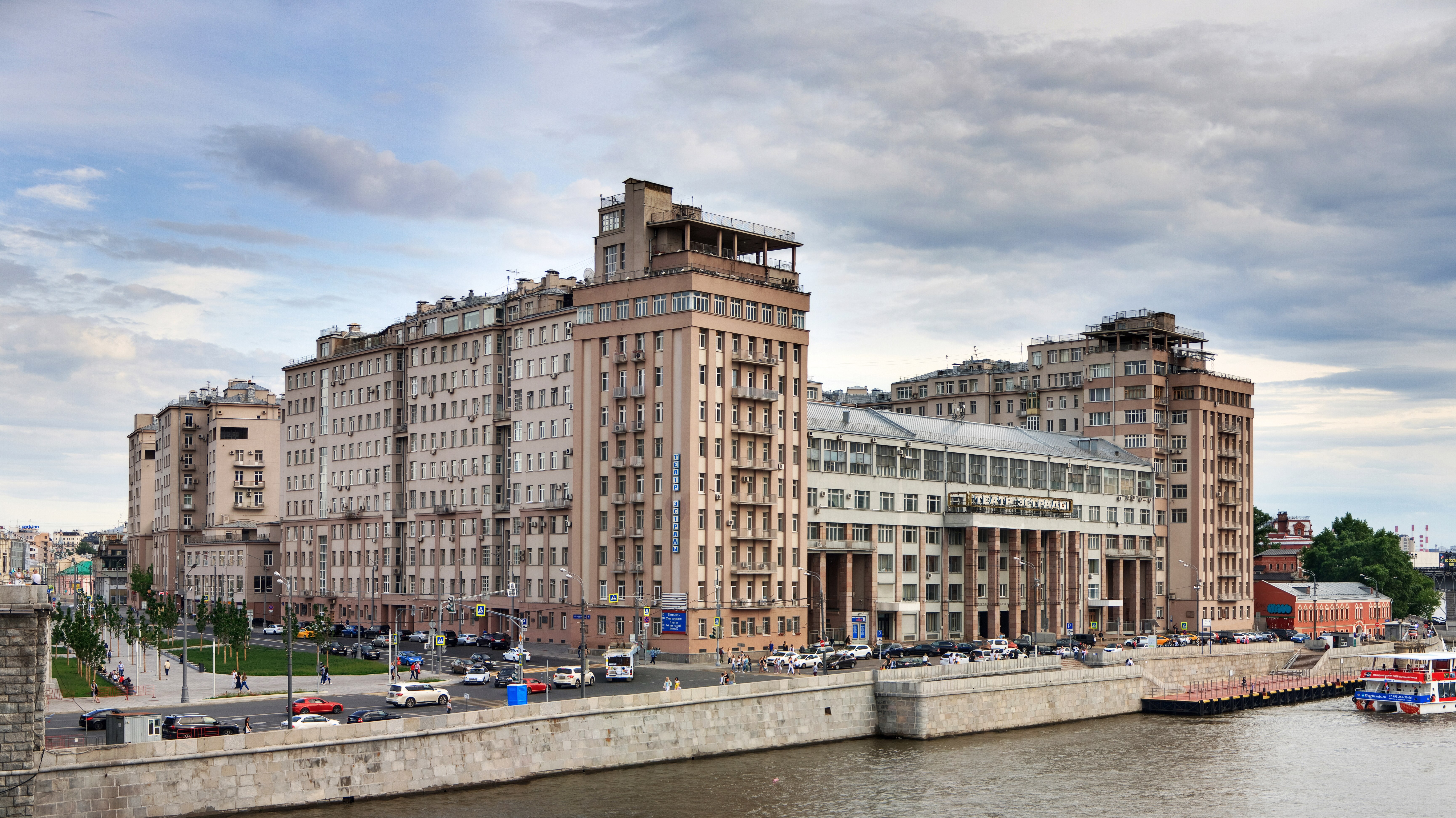 Москва театр эстрады март. Дом правительства Серафимовича, 2 дом на набережной. Жилой комплекс на Берсеневской набережной в Москве. Дом правительства на Берсеневской набережной.