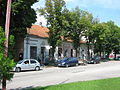 English: Centre of town with shops. Slovenčina: Centrum mesta s obchodmi. Magyar: A város központja üzletekkel.