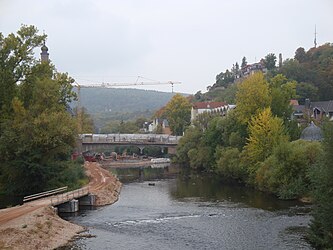 Kauzenburg , "Neue" Nahebrücke wird derzeit saniert - links die Provisorische Zufahrt für Baufahrzeuge , Die Pauluskirche am linken Bildrand ist von Bäumen verdeckt.