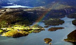 Pemandangan desa di sepanjang fjord