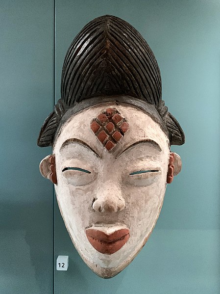 449px-Okuyi_mask_painted_white_with_kaolin_clay,_a_substance_of_power_for_the_Puno_Lumbo_people,_Gabon,_early_20th_century.JPG (449×599)