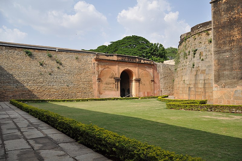 File:Old Bangalore Fort, Inside View.JPG