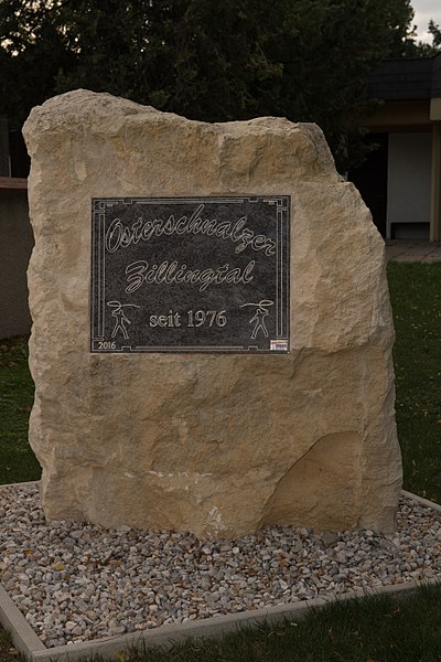 File:Osterschnalzerdenkmal in Zillingtal-Celindof.jpg