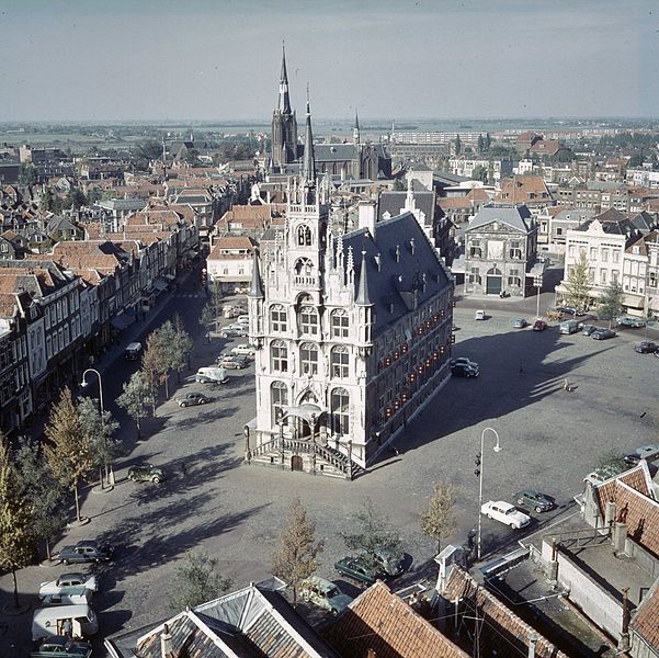 File:Overzicht van de voorgevel en de rechter zijgevel en omgeving, gezien vanaf de toren van de Sint-Janskerk - Gouda - 20379849 - RCE.jpg