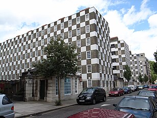 Поместье Гросвенф, Пейдж-стрит, Лондон (1928-1930). Описание фото: Здания с фасадами шахматных досок и дворы, вид с улицы. 