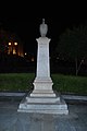 Deutsch: Antikisierende Stele mit einer Amphore an der Spitze auf dem Platz vor der Nationalen Kapodistriakon Universität von Athen. English: Stelae at the place in Front of the National and Kapodistrian University of Athens.