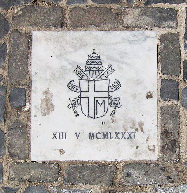 Камінь на площі Святого Петра у Ватикані, яким позначено місце замаху на Івана Павла II