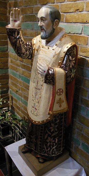 File:Pater Pio beeld, Sint-Josephkerk Leiden.JPG