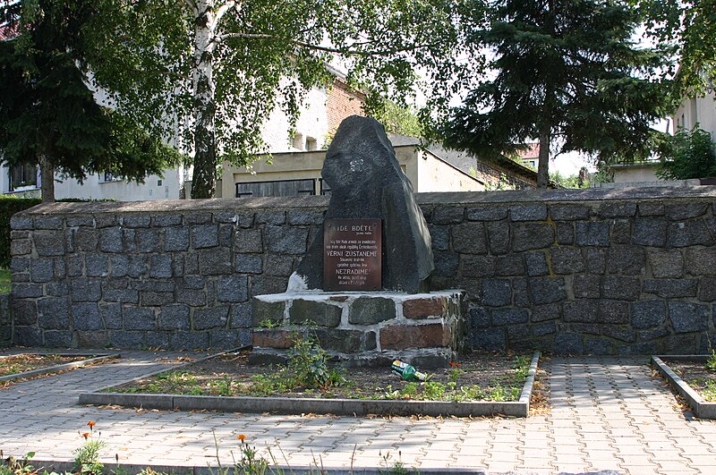 File:Patokryje - pomník.JPG