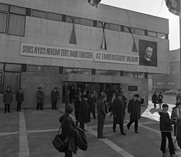 Centre culturel Sándor Petőfi de Kiskőrös. Au milieu, Pál Losonczi et Gyula Ortutay en 1973.