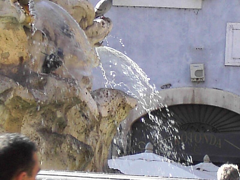 File:Pigna-S Eustachio-Colonna - acqua alla fontana della rotonda.JPG