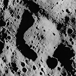 Cratère Pirquet AS17-M-2160.jpg