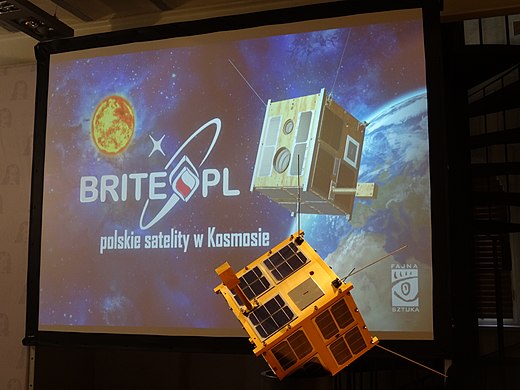 Polish satellite BRITE Heweliusz model in Gdansk 19.8.2014.jpg