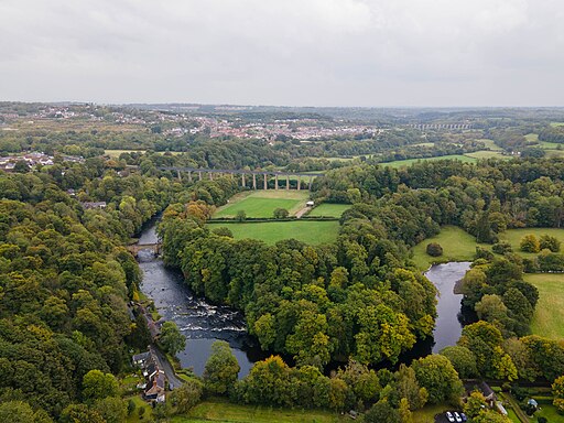 Pontcysyllte-Aquädukt (Vorne) und das Cefn -Viadukt (hinten rechts);  (UNESCO-Welterbe in Wales)