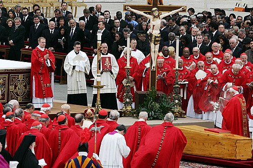 Kardinalen bij de begrafenis van paus Johannes Paulus II. De toenmalige deken van het College van Kardinalen, Joseph Ratzinger, speelt de belangrijkste ceremoniële rol bij de begrafenis.