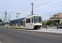 MAX circulando por la línea amarilla en Portland, Oregón.