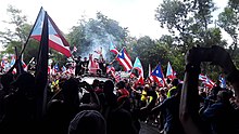 Fotografia de manifestantes celebrando