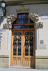 Puerta principal edificio San Jorge 3 (Zaragoza).jpg